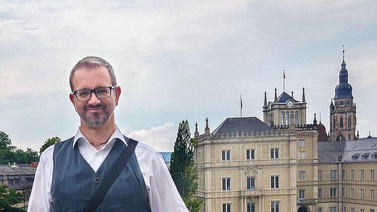 Professor Michael Heinrich vor Schloss Ehrenburg und. Im Hintergrund lugt die Morizkirche hervor. Foto: Privat