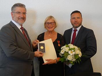 Bärbel Chita (Mitte) erhält aus den Händen von Landrat Michael Busch (links) den Verdienstorden. Als Erster gratulierte Bürgermeister Martin Finzel  (rechts). Foto: Doris Weidner