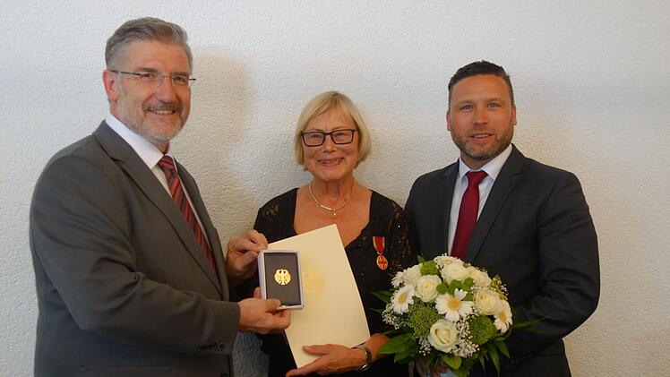 Bärbel Chita (Mitte) erhält aus den Händen von Landrat Michael Busch (links) den Verdienstorden. Als Erster gratulierte Bürgermeister Martin Finzel  (rechts). Foto: Doris Weidner
