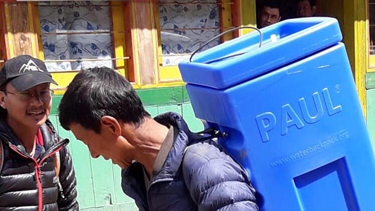 So wird der Wasserrucksack in die Katastrophengebiete transportiert. Foto: Birgit Kirsch