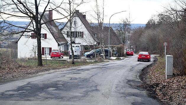 Auch in der Wildensorger Hauptstra&szlig;e hat die Stadt Bamberg Erschlie&szlig;ungsanlagen begonnen, aber in &uuml;ber 20 Jahren nicht abgeschlossen.  Foto: Ronald Rinklef