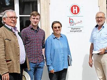 Peter Ladendörfer, Christian Rausch, Gabi Tröger-Weiß und Helmut Krämer an der Haltestelle des Bürgerbusses Foto: Carmen Schwind
