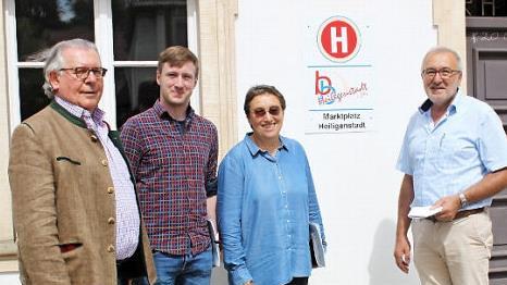 Peter Ladendörfer, Christian Rausch, Gabi Tröger-Weiß und Helmut Krämer an der Haltestelle des Bürgerbusses Foto: Carmen Schwind