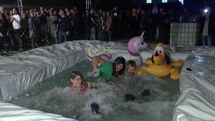 Viele Partyg&auml;ste wagten einen Sprung in den Strohballenpool.