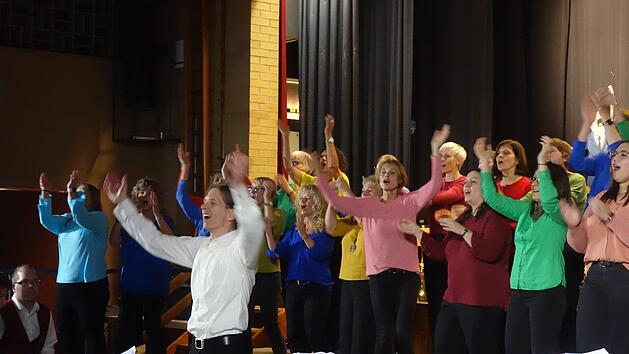 Der Chor Intakt und sein musikalischer Leiter Stefan Ammersbach (im weißen Hemd) bei seinem Auftritt in der Garitzer Turnhalle. Hermann Schober
