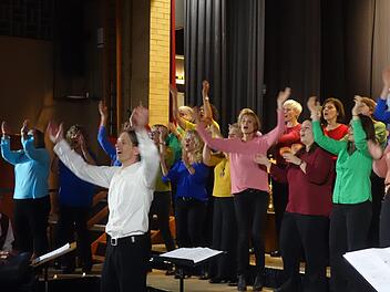 Der Chor Intakt und sein musikalischer Leiter Stefan Ammersbach (im weißen Hemd) bei seinem Auftritt in der Garitzer Turnhalle. Hermann Schober