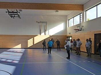 Die Turnhalle im neuen Sport- und Kulturzentrum in Obertheres besichtigte der Gemeinderat Theres bei seiner Sitzung am Montagabend.  Fotos: cl