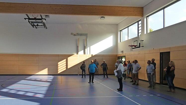 Die Turnhalle im neuen Sport- und Kulturzentrum in Obertheres besichtigte der Gemeinderat Theres bei seiner Sitzung am Montagabend.  Fotos: cl