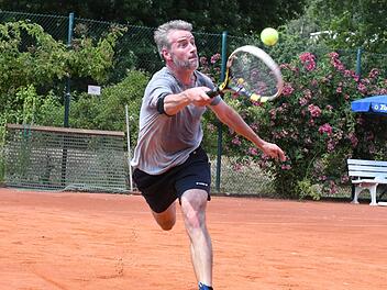 Endlich dürfen wieder die Tennisschläger geschwungen werden, allerdings nur im Einzel. Foto: Hopf