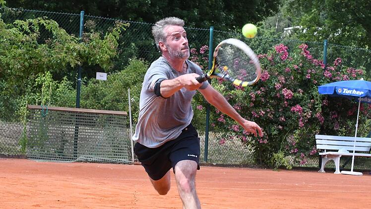 Endlich dürfen wieder die Tennisschläger geschwungen werden, allerdings nur im Einzel. Foto: Hopf