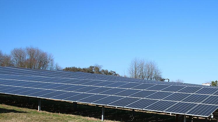 Freiflächen-Photovoltaikanlagen dürfen in Münnerstadt nur noch gebaut werden, wenn sie in bürgerlicher Hand und kommunaler Verantwortung betrieben werden. Ein Kriterienkatalog für neue Anlagen, wird gerade erstellt. Foto: Thomas Malz