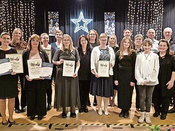 Die Geehrten beim Fanfaren- und Spielmannszug mit Bernd Werner (Vorsitzender), Julitta Ott (Dritte B&uuml;rgermeisterin), Andrea Echaniz-Gerhard (Nordbayerischer Musikbund) und Manuel Gumpert (Zweiter Vorsitzender).