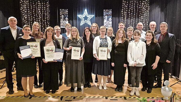 Die Geehrten beim Fanfaren- und Spielmannszug mit Bernd Werner (Vorsitzender), Julitta Ott (Dritte B&uuml;rgermeisterin), Andrea Echaniz-Gerhard (Nordbayerischer Musikbund) und Manuel Gumpert (Zweiter Vorsitzender).