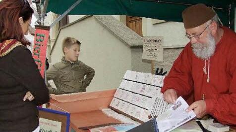 Individuelle und originelle Bierdeckel druckt Hubert Waldhier auf seiner über hundert Jahre alten  Druckmaschine.