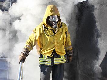 Das Atemschutzzentrum in Knetzgau gibt es bereits sei 25 Jahren. Das soll dieses Jahr gefeiert werden. Das Bild stammt von einer Übung im November 2011. Foto: al