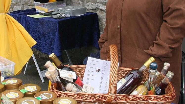 Gerda Blüchel und die dicke Plüschbiene hoffen, dass das Wetter durchhält.