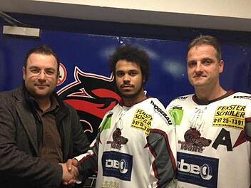 Neuzugang für die Wölfe: Justin Feistle (Bildmitte) mit Wölfe-Vorsitzendem Vassili Ledin (links) und Sportchef Thomas Berndaner. Foto: privat