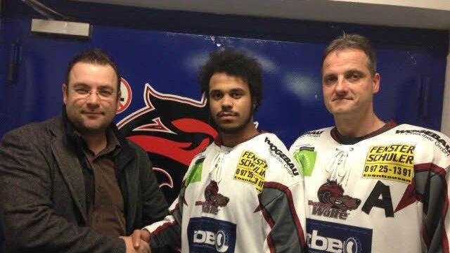 Neuzugang für die Wölfe: Justin Feistle (Bildmitte) mit Wölfe-Vorsitzendem Vassili Ledin (links) und Sportchef Thomas Berndaner. Foto: privat