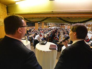 Drei Kandidaten versuchten bei der Podiumsdiskussion im Schützenheim, die Stadtsteinacher von sich zu überzeugen. Fotos: Ronald Rinklef