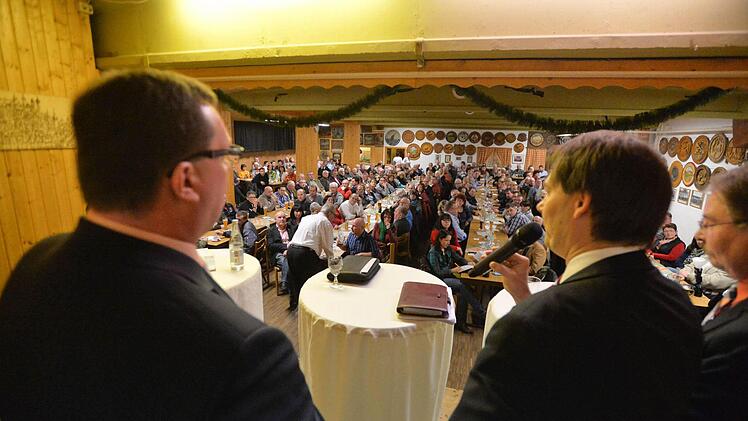 Drei Kandidaten versuchten bei der Podiumsdiskussion im Schützenheim, die Stadtsteinacher von sich zu überzeugen. Fotos: Ronald Rinklef