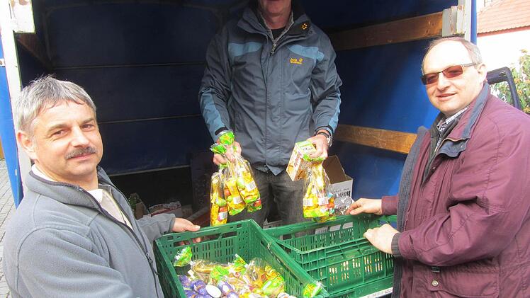 Nachschub für den Osterhasen: Die Bauhofmitarbeiter füllen die Körbchen für den Osterhasen auf.
