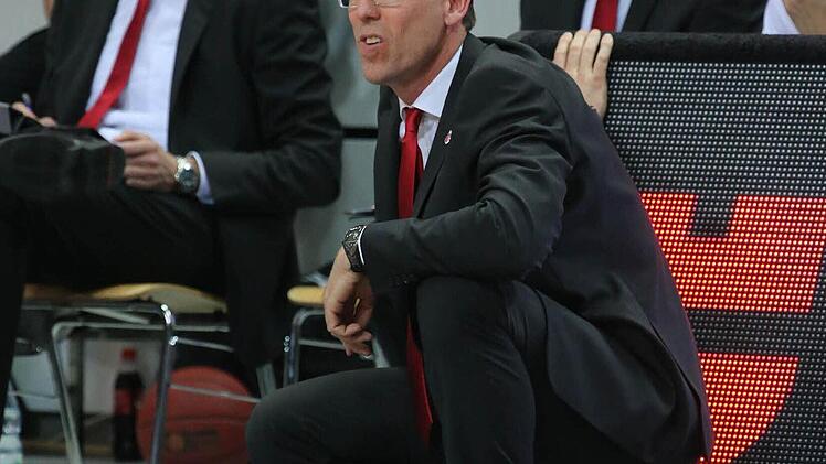 Die "Fleming-Hocke" - eine Position, die der Brose-Baskets-Coach über große Strecken des Spiels einnimmt. Foto: Matthias Hoch