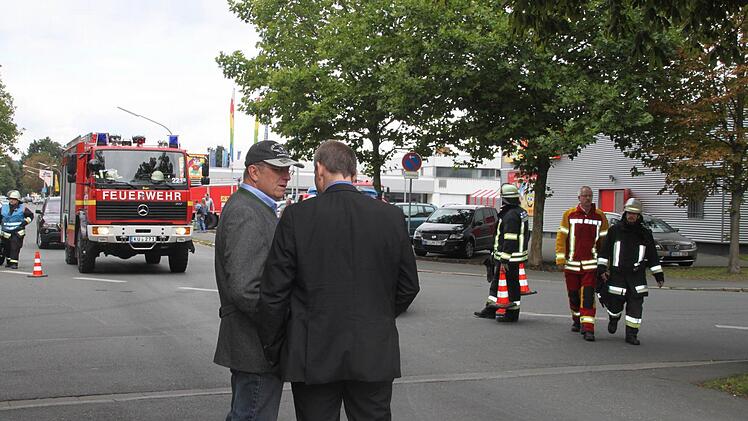 Auch Oberbürgermeister Henry Schramm und stellvertretender Landrat Jörg Kunstmann waren zum Einsatzort geeilt. Foto: Christine Fischer