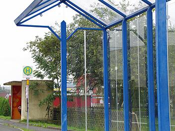 Metall und Scheiben statt marodem Stein - das alte Buswartehäuschen (hinten) im südlichen Steinberg wird ein paar Meter weiter durch einen modernen Unterstand (vorne) ersetzt. Foto: Marco Meißner