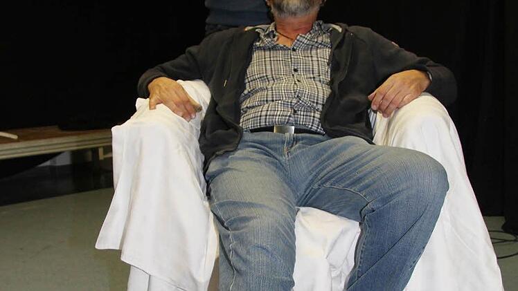 Es ist das gute Recht eines Regisseurs, dem Weihnachtsmann auch mal die Mütze langzuziehen, findet Regisseur Georg Mädl. Doch der Weihnachtsmann (Eberhard Einwag) nimmt's mit Gelassenheit. Foto: Sonja Adam