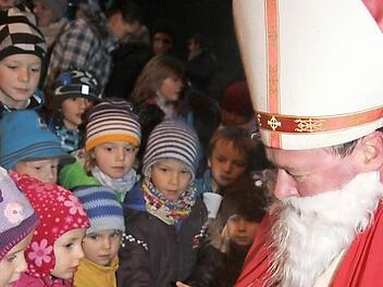 Der Heilige Nikolaus hatte für jedes Kind ein Geschenk dabei. Foto: Sonja Adam