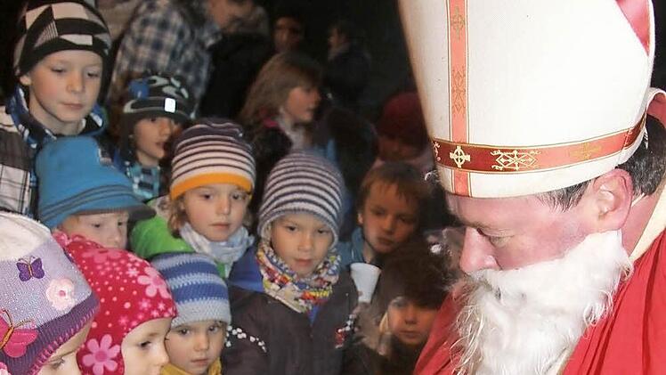 Der Heilige Nikolaus hatte für jedes Kind ein Geschenk dabei. Foto: Sonja Adam