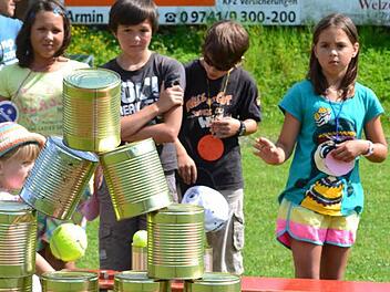 Zeitlofs hat und behält eine eigene Grundschule: Dosenwerfen beim Schulfest 2014. Foto: Leonie Schneider/Archiv Saale-Zeitung