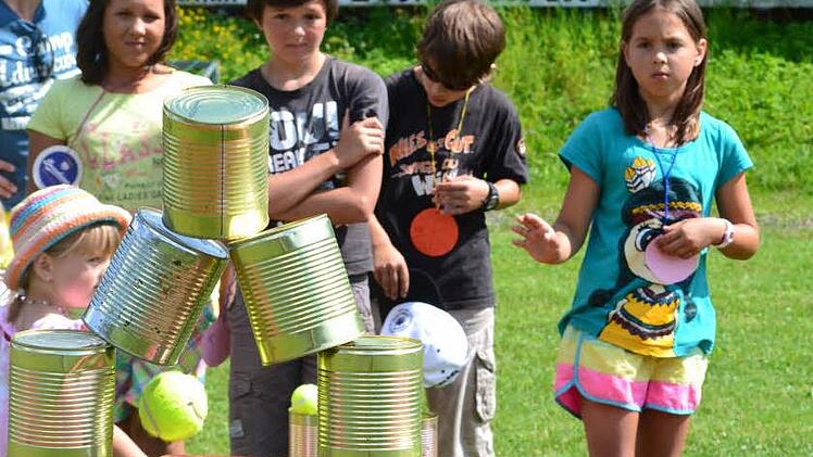 Zeitlofs hat und behält eine eigene Grundschule: Dosenwerfen beim Schulfest 2014. Foto: Leonie Schneider/Archiv Saale-Zeitung