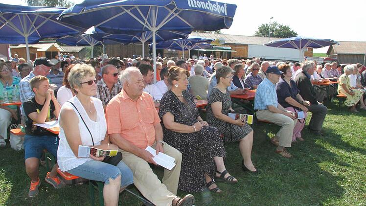 Schattenplätze dringend gesucht - zum Dekanatsgottesdienst pilgerten Gläubige aus dem gesamten Dekanat nach Rugendorf. Foto: Sonja Adam