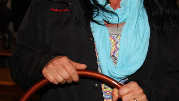 Gabi Viebahn übernahm die Verteilung des Sprengerinhaltes. Ihn zu bekommen ist eine Ehre, denn er ist mit Bier gefüllt.