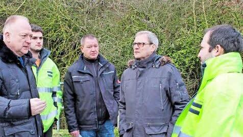 Beim Ortstermin auf dem Weg zwischen dem Bahnhof und dem Johann-Philipp-von Schönborn-Gymnasium: Bürgermeister Helmut Blank, Christoph Weber (Bayernwerk), Reiner Straub (Bauamt), Oberstudiendirektor Joachim Schwigon und Andreas Patzelt (Bayernwerk).  Foto: Dieter Britz