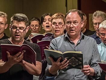 Der Coburger Bachchor bei der Probenarbeit für sein Konzert, das am Sonntag in der Morizkirche stattfindet.Foto: Jochen Berger