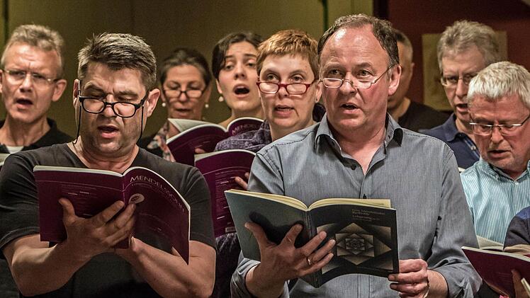 Der Coburger Bachchor bei der Probenarbeit für sein Konzert, das am Sonntag in der Morizkirche stattfindet.Foto: Jochen Berger