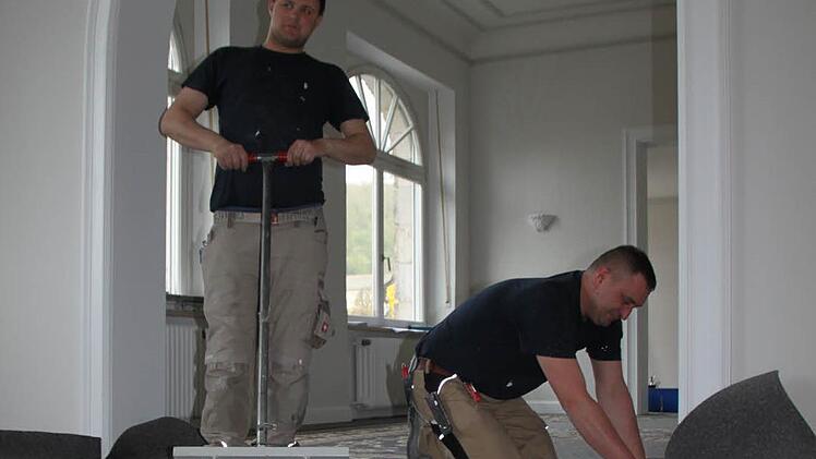 Hochbetrieb herrscht im Restaurant: Aktuell verlegen Bauarbeiter Teppich im Essbereich, alles wird neu. Foto: Ulrike Müller