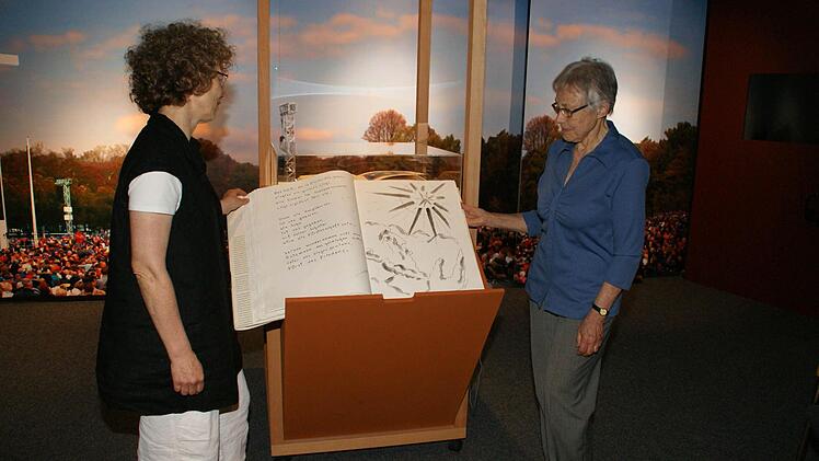 Mit der Brücker-Bibel aus ihrem Privatbesitz überreichte Irmtraud Neubert (rechts) dem ökumenischen Verein "Bibelwelten" ein besonderes Exponat für die Dauerausstellung "Auf der Spur von Jesus" in Haßfurt. Vereinsvorsitzende Pfarrerin Doris Otminghaus (links) nahm die Errungenschaft freudig in Empfang. Foto: Sabine Weinbeer