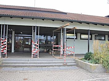 Sicherungsmaßnahmen mussten am Eingang der Grundschule in Pfarrweisach vorgenommen werden. Besonders drei von insgesamt neun Stützpfeilern sind stark angerostet und wurden vorab entsprechend abgesichert.  Foto: Helmut Will