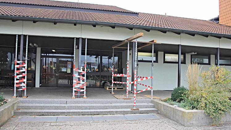 Sicherungsmaßnahmen mussten am Eingang der Grundschule in Pfarrweisach vorgenommen werden. Besonders drei von insgesamt neun Stützpfeilern sind stark angerostet und wurden vorab entsprechend abgesichert.  Foto: Helmut Will