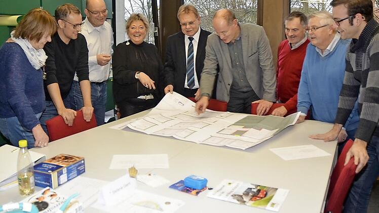 Architekt Peter Kropf informiert die Verbandsräte über die Planungen der Sanierung der Gottfried- Neukam- Mittelschule Kronach. Sie freuen sich, dass es bald mit der Sanierung losgehen kann (v. l.): Konrektorin Barbara Schmidt, Geschäftsfürer Jörg Schnappauf, Tino Vetter (Verbandsrat Kronach), Rektorin Anita Dauer, Verbandsratsvorsitzender Bürgermeister Wolfgang Beiergrößlein, Peter Kropf, Gerhard Eidelloth (Verbandsrat, 2. Bürgermeister Wilhelmsthal), Wolfgang Hümmer, Markus Oesterlein (Verb...