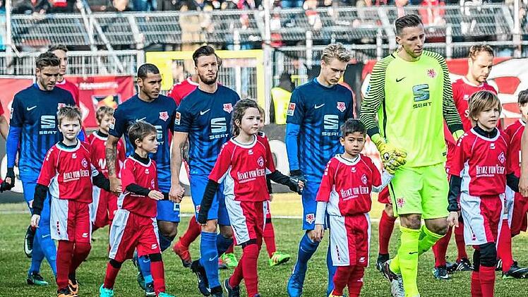Iph&ouml;fer U9-Fu&szlig;baller zu Gast im Kickers-Stadion