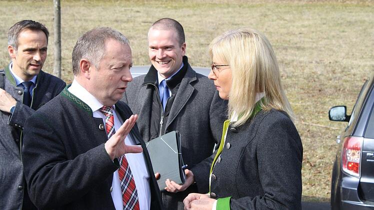 Landrat Thomas Bold - hier im Gespräch mit Umweltministerin Ulrike Scharf - enthielt sich beim Veto gegen den Spessart.  Foto: Susanne Will