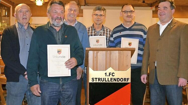 Vereinsmitglieder, die für ihre 40-jährige Zugehörigkeit mit der Vereinsnadel in Gold geehrt wurden.  Fotos: Andrea Spörlein
