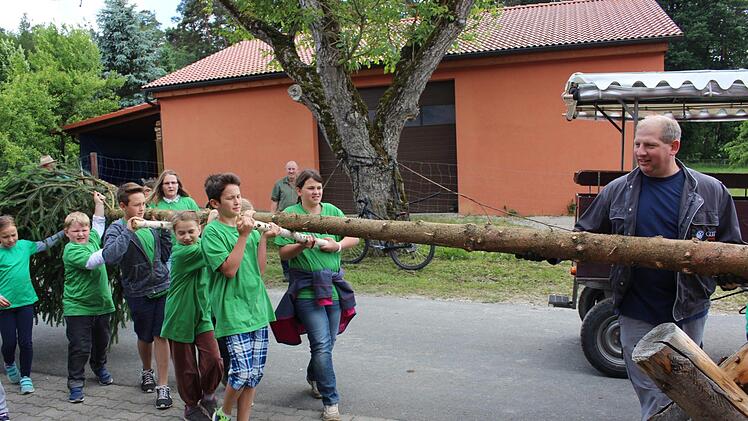 Die "Waldeslust Kids" haben ihren kerwabaum schon eingeholt.