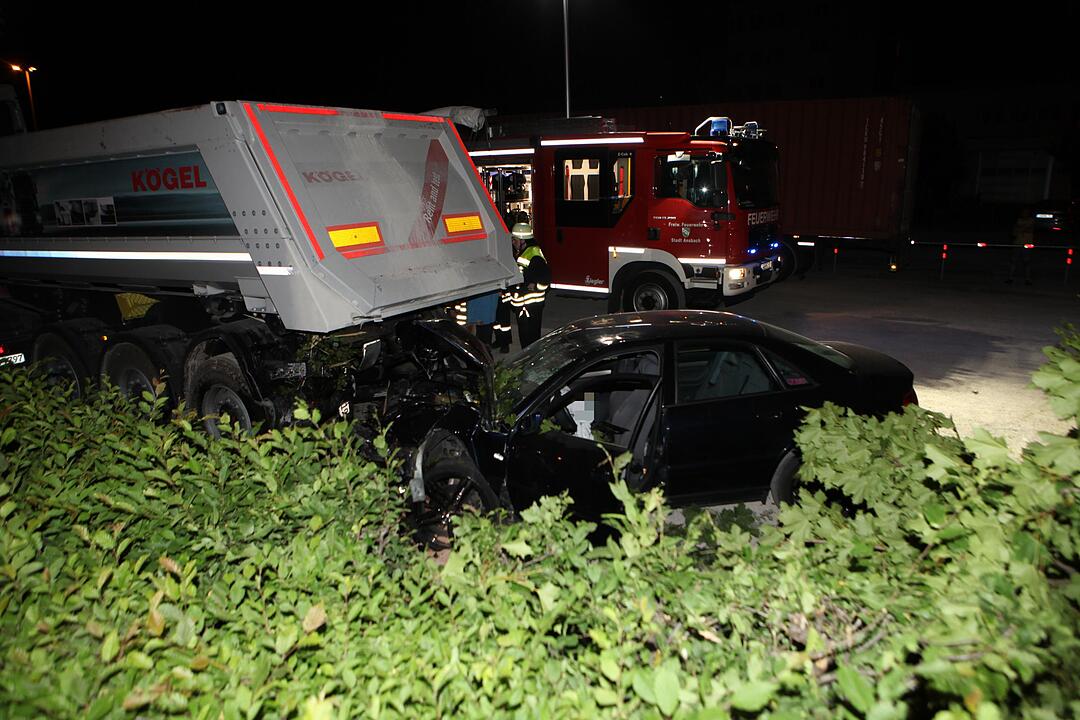 Baum gefällt und in Heck von Lastwagen gekracht - Junge Frau zu schnell im Stadtgebiet unterwegs – Autofahrerin erleidet schwere Verletzungen – Freunde müssen Aufprall aus weiterem Fahrzeug mit ansehen