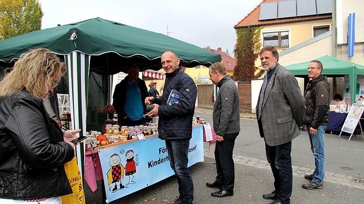 Süße Aufstriche für die Bürgermeister Heinrich Süß, Karl-Heinz Hertlein, Angelika Tritthart und Landrat Alexander Tritthart