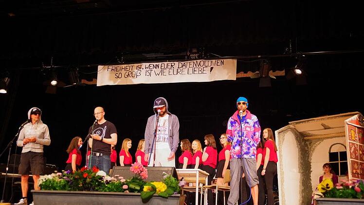 Die rappenden Lehrer (von links) Alfred Zwosta, Christian Neumeier, Dirk Fischer und Felix Mayerhöfer eröffneten das Musical-Theater.